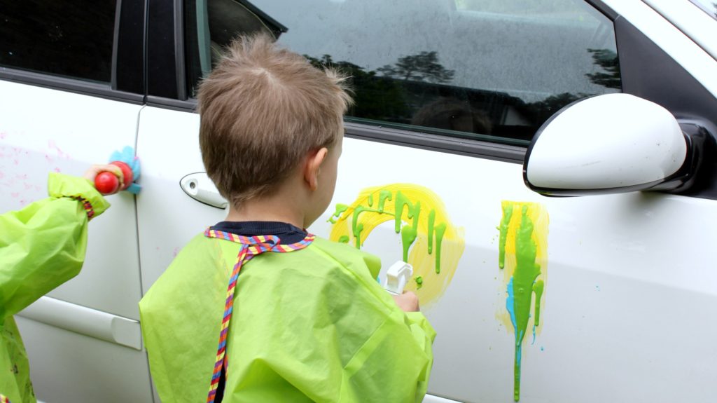 Auton maalausta