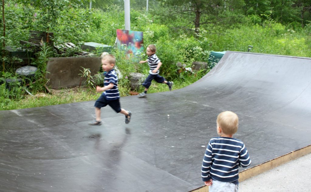 Anssi Kasitonnin rakennuttama skeittiramppi Mäntän kuvataideviikoilla 2016