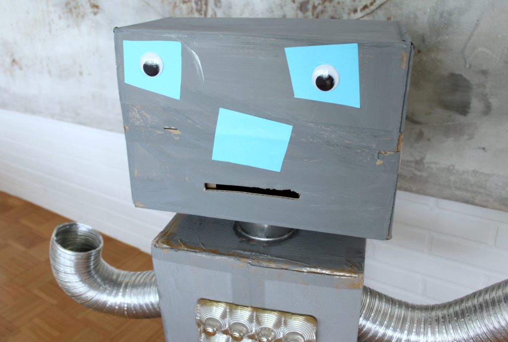 Miten valmistaa pahvilaatikoista lapsen ikioma robotti?