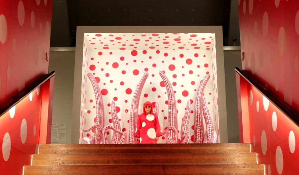 Yayoi Kusama / Louis Vuittonin näytteikkuna