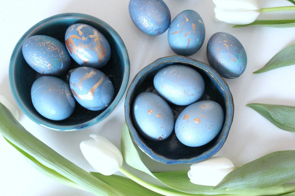 Kananmunien värjäys / siniset munat