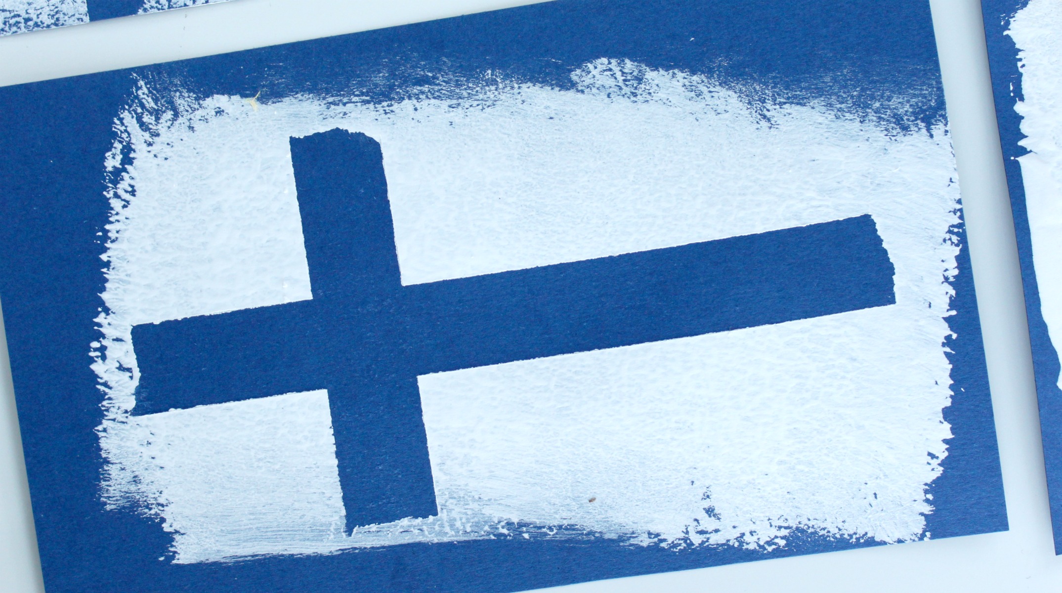Askartelua itsenäisyyspäivään: Suomen lippu teipillä ja telalla