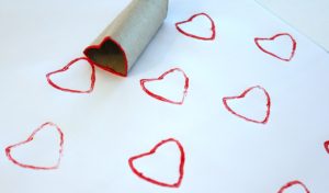 Jouluaskartelua / vessapaperirullalla painettuja sydämiä