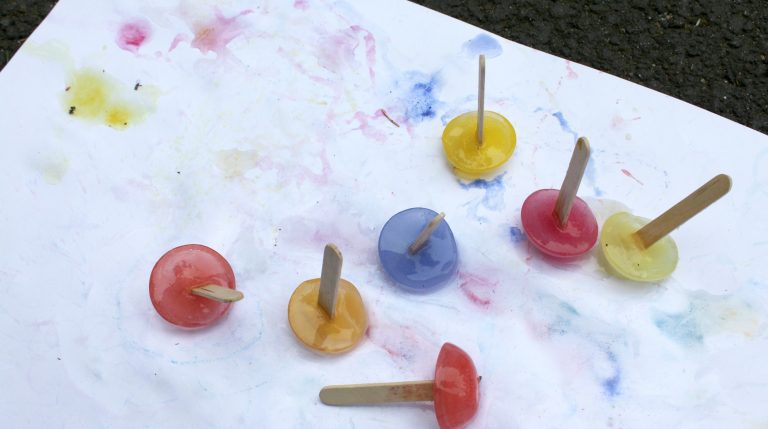 Kesäpäivän hauska taidepuuha: maalausta jäädytetyillä vesiväreillä