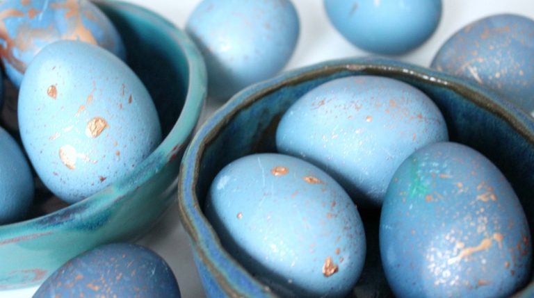 Kananmunien värjäystä – kaunis sinisen sävy syntyy punakaalilla